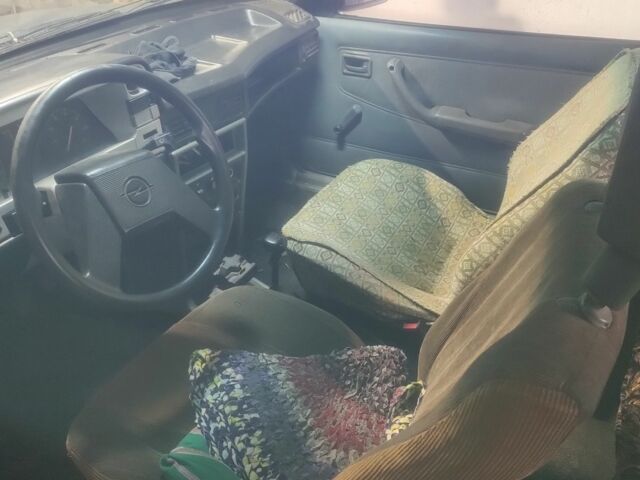 Сірий Опель Кадет, об'ємом двигуна 1.6 л та пробігом 300 тис. км за 355 $, фото 4 на Automoto.ua