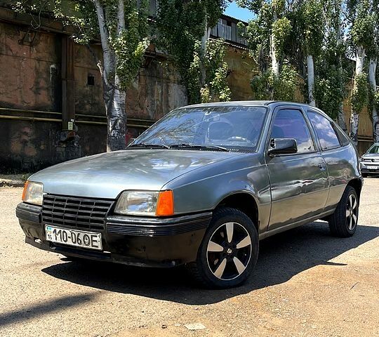 Серый Опель Кадет, объемом двигателя 1.6 л и пробегом 250 тыс. км за 1200 $, фото 5 на Automoto.ua