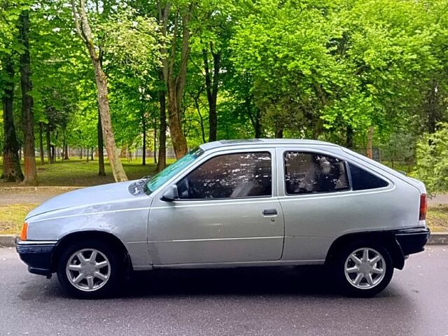 Серый Опель Кадет, объемом двигателя 1.4 л и пробегом 237 тыс. км за 850 $, фото 3 на Automoto.ua