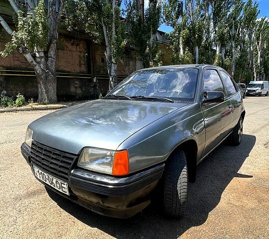 Серый Опель Кадет, объемом двигателя 1.6 л и пробегом 250 тыс. км за 1200 $, фото 2 на Automoto.ua