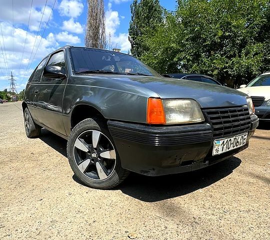 Серый Опель Кадет, объемом двигателя 1.6 л и пробегом 250 тыс. км за 1200 $, фото 1 на Automoto.ua