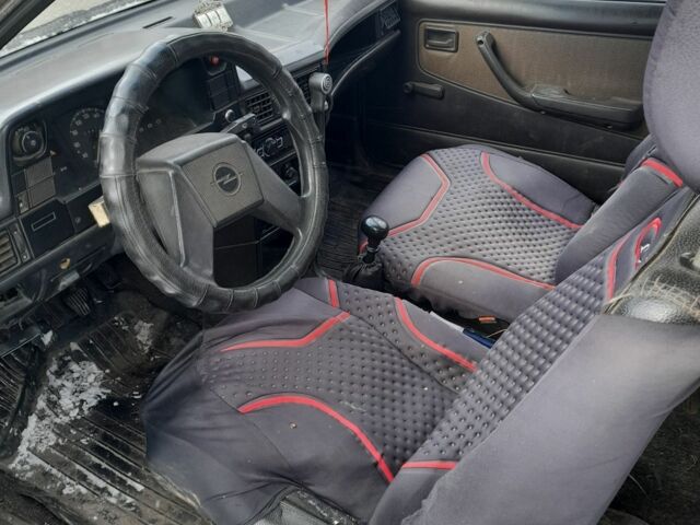 Серый Опель Кадет, объемом двигателя 0 л и пробегом 200 тыс. км за 900 $, фото 5 на Automoto.ua