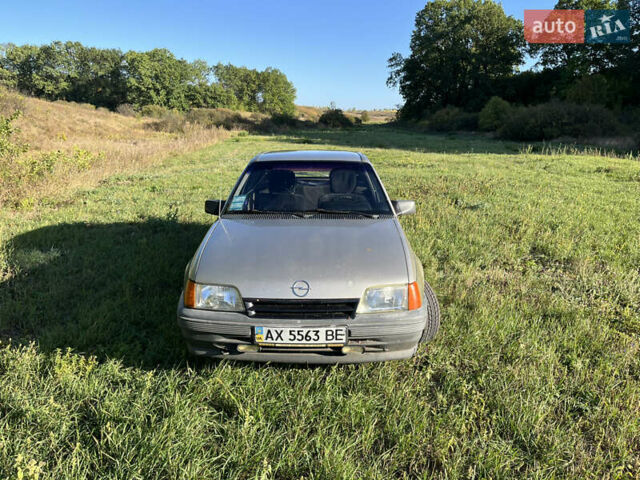 Серый Опель Кадет, объемом двигателя 1.3 л и пробегом 150 тыс. км за 1400 $, фото 4 на Automoto.ua