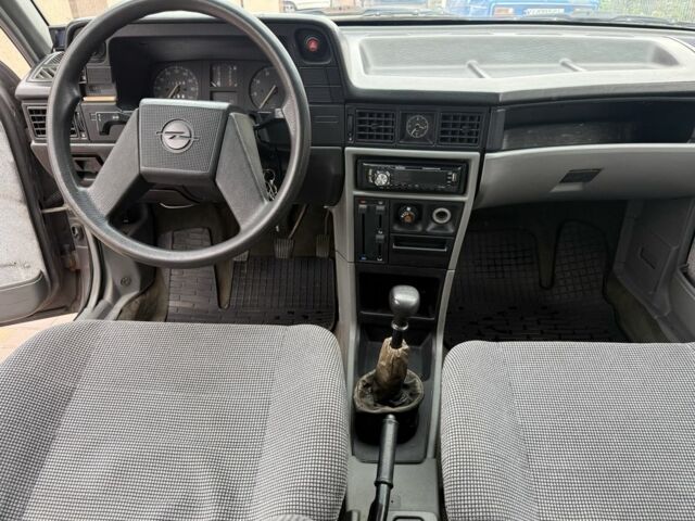 Серый Опель Кадет, объемом двигателя 1.3 л и пробегом 135 тыс. км за 1300 $, фото 10 на Automoto.ua