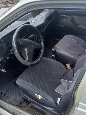 Сірий Опель Кадет, об'ємом двигуна 1.3 л та пробігом 838 тис. км за 450 $, фото 3 на Automoto.ua