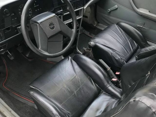 Серый Опель Кадет, объемом двигателя 1.3 л и пробегом 140 тыс. км за 800 $, фото 5 на Automoto.ua