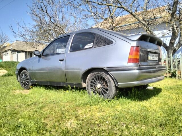 Серый Опель Кадет, объемом двигателя 2 л и пробегом 147 тыс. км за 1200 $, фото 1 на Automoto.ua