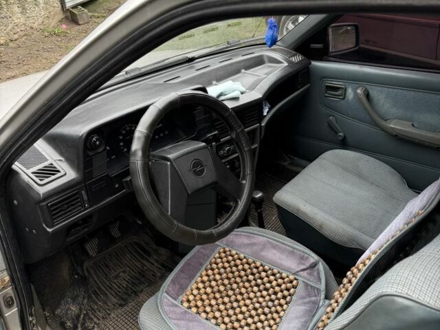 Серый Опель Кадет, объемом двигателя 1.3 л и пробегом 444 тыс. км за 900 $, фото 4 на Automoto.ua