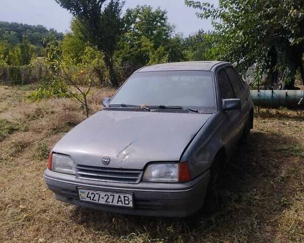 Серый Опель Кадет, объемом двигателя 1.6 л и пробегом 100 тыс. км за 500 $, фото 3 на Automoto.ua