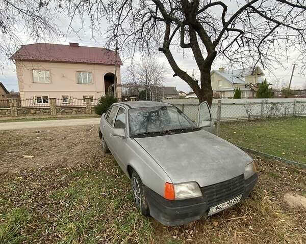Серый Опель Кадет, объемом двигателя 1.3 л и пробегом 320 тыс. км за 650 $, фото 5 на Automoto.ua