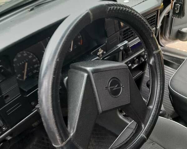 Серый Опель Кадет, объемом двигателя 1.6 л и пробегом 400 тыс. км за 1600 $, фото 4 на Automoto.ua