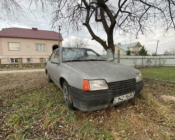 Серый Опель Кадет, объемом двигателя 1.3 л и пробегом 320 тыс. км за 650 $, фото 1 на Automoto.ua
