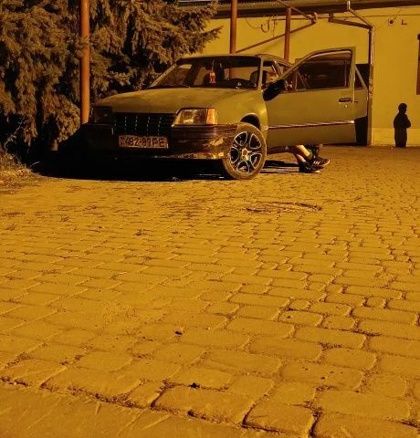 Сірий Опель Кадет, об'ємом двигуна 1.6 л та пробігом 400 тис. км за 25000 $, фото 3 на Automoto.ua