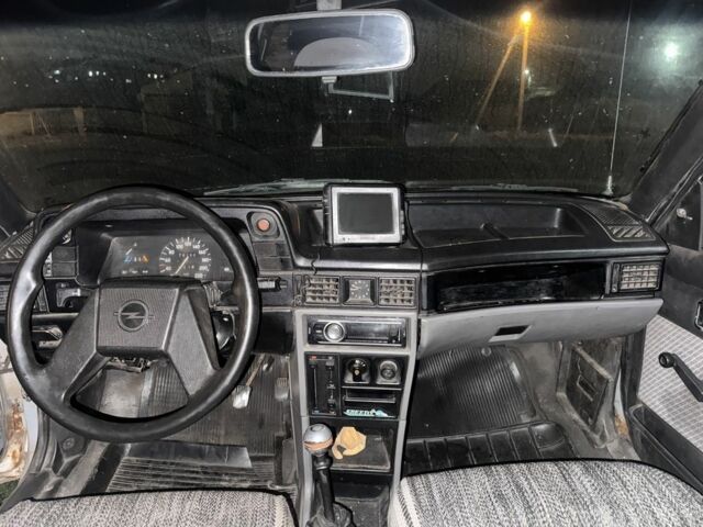 Сірий Опель Кадет, об'ємом двигуна 1.6 л та пробігом 250 тис. км за 1200 $, фото 3 на Automoto.ua