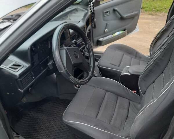 Серый Опель Кадет, объемом двигателя 1.6 л и пробегом 400 тыс. км за 1600 $, фото 5 на Automoto.ua