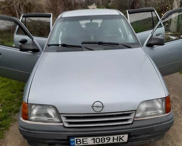 Серый Опель Кадет, объемом двигателя 1.6 л и пробегом 400 тыс. км за 1600 $, фото 2 на Automoto.ua