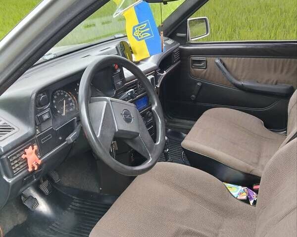 Сірий Опель Кадет, об'ємом двигуна 1.3 л та пробігом 70 тис. км за 1000 $, фото 5 на Automoto.ua