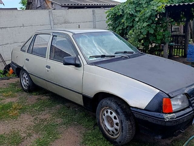 Серый Опель Кадет, объемом двигателя 1.3 л и пробегом 536 тыс. км за 800 $, фото 1 на Automoto.ua