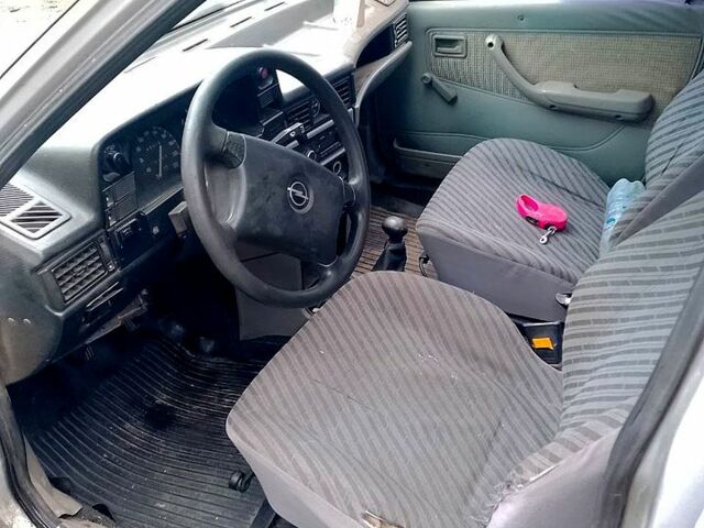 Сірий Опель Кадет, об'ємом двигуна 1.3 л та пробігом 50 тис. км за 1000 $, фото 1 на Automoto.ua