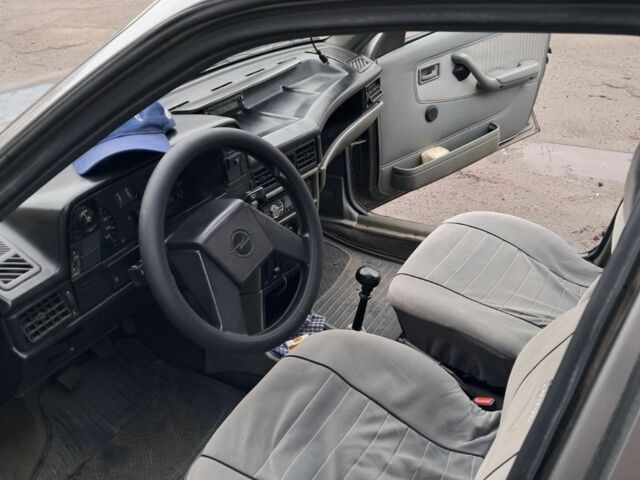 Серый Опель Кадет, объемом двигателя 1.3 л и пробегом 190 тыс. км за 1300 $, фото 7 на Automoto.ua