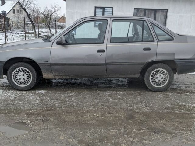 Сірий Опель Кадет, об'ємом двигуна 1.6 л та пробігом 400 тис. км за 946 $, фото 3 на Automoto.ua