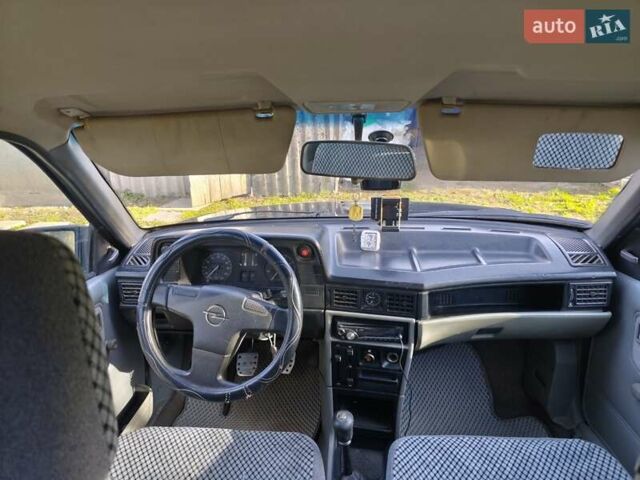 Сірий Опель Кадет, об'ємом двигуна 1.6 л та пробігом 348 тис. км за 1300 $, фото 2 на Automoto.ua