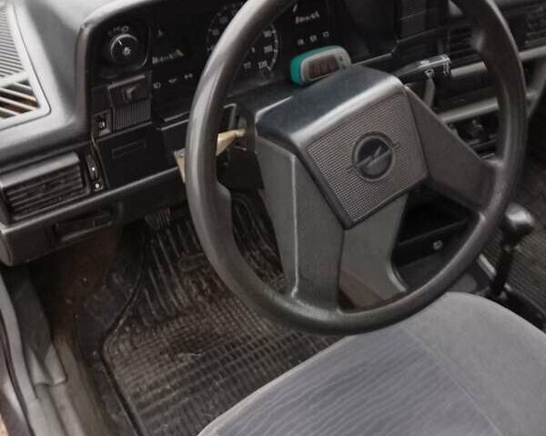 Сірий Опель Кадет, об'ємом двигуна 1.3 л та пробігом 300 тис. км за 1700 $, фото 4 на Automoto.ua