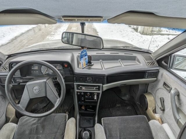 Сірий Опель Кадет, об'ємом двигуна 1.6 л та пробігом 400 тис. км за 946 $, фото 5 на Automoto.ua