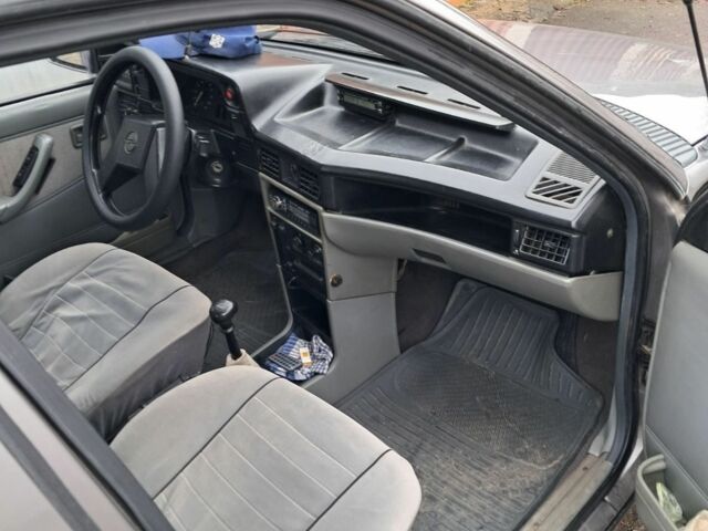 Серый Опель Кадет, объемом двигателя 1.3 л и пробегом 190 тыс. км за 1300 $, фото 5 на Automoto.ua