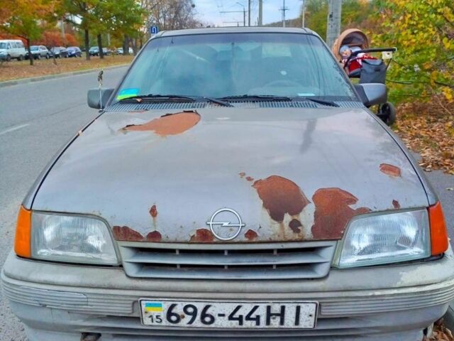 Серый Опель Кадет, объемом двигателя 1 л и пробегом 160 тыс. км за 263 $, фото 4 на Automoto.ua