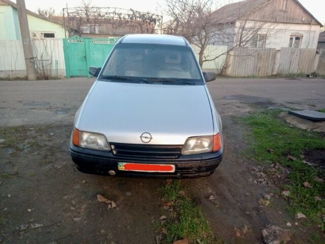 Серый Опель Кадет, объемом двигателя 1.6 л и пробегом 179 тыс. км за 1015 $, фото 2 на Automoto.ua