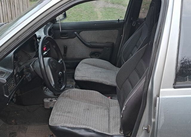 Серый Опель Кадет, объемом двигателя 1.6 л и пробегом 300 тыс. км за 1200 $, фото 5 на Automoto.ua