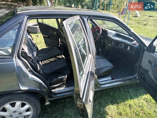 Серый Опель Кадет, объемом двигателя 1.6 л и пробегом 525 тыс. км за 950 $, фото 3 на Automoto.ua