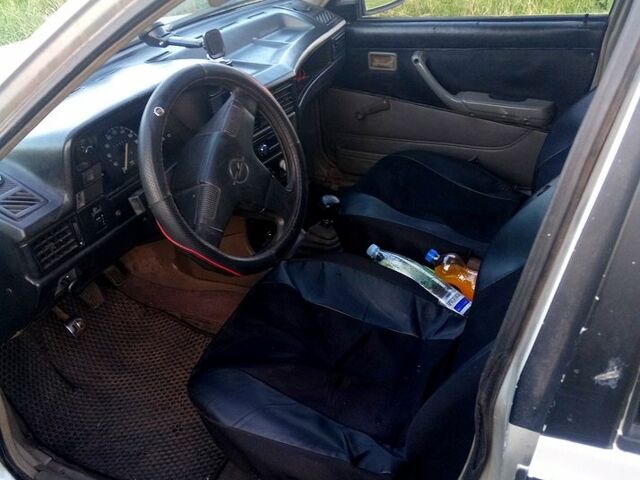 Серый Опель Кадет, объемом двигателя 14 л и пробегом 64 тыс. км за 1200 $, фото 6 на Automoto.ua