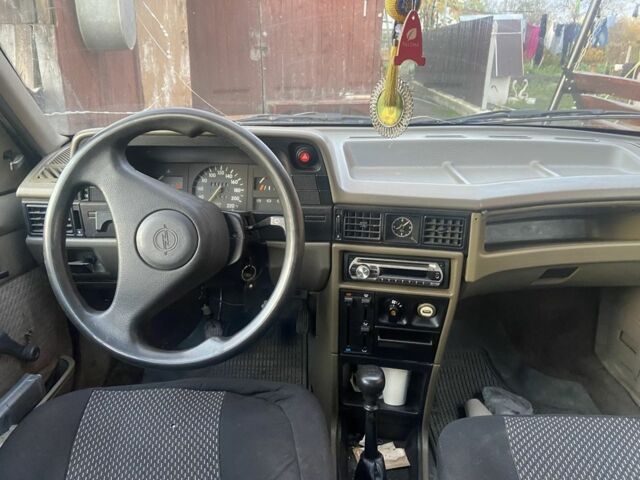 Сірий Опель Кадет, об'ємом двигуна 1.6 л та пробігом 300 тис. км за 512 $, фото 4 на Automoto.ua