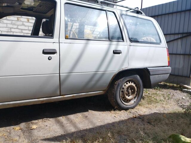 Серый Опель Кадет, объемом двигателя 1.8 л и пробегом 200 тыс. км за 600 $, фото 12 на Automoto.ua