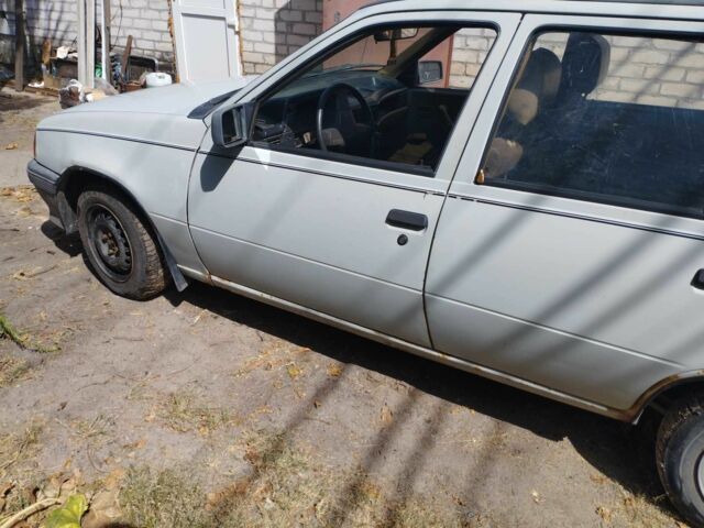 Серый Опель Кадет, объемом двигателя 1.8 л и пробегом 200 тыс. км за 600 $, фото 4 на Automoto.ua