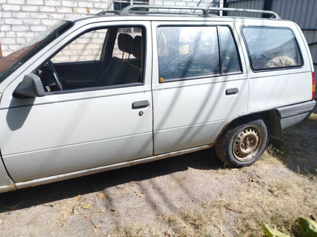 Серый Опель Кадет, объемом двигателя 1.8 л и пробегом 200 тыс. км за 600 $, фото 3 на Automoto.ua