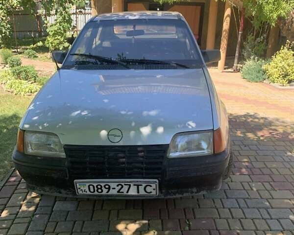 Серый Опель Кадет, объемом двигателя 1.6 л и пробегом 100 тыс. км за 900 $, фото 3 на Automoto.ua