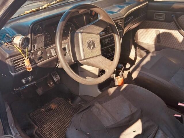 Серый Опель Кадет, объемом двигателя 1.3 л и пробегом 250 тыс. км за 430 $, фото 4 на Automoto.ua