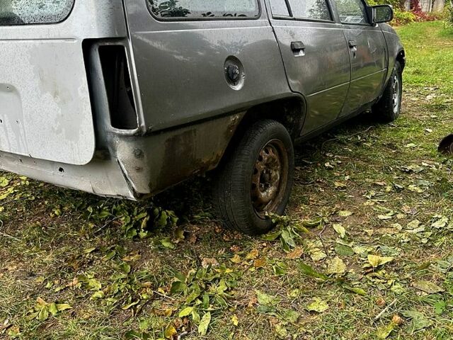 Сірий Опель Кадет, об'ємом двигуна 1.6 л та пробігом 111 тис. км за 350 $, фото 1 на Automoto.ua