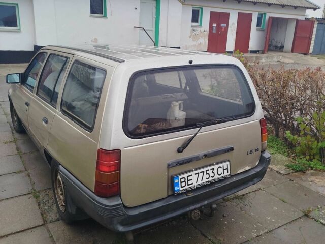 Серый Опель Кадет, объемом двигателя 1.6 л и пробегом 386 тыс. км за 950 $, фото 3 на Automoto.ua