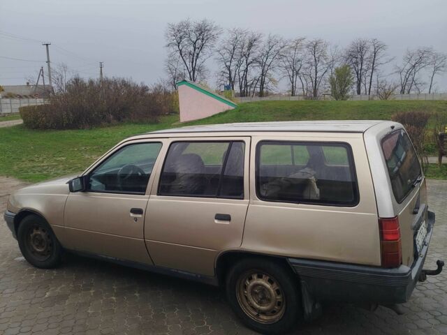 Серый Опель Кадет, объемом двигателя 1.6 л и пробегом 386 тыс. км за 950 $, фото 2 на Automoto.ua