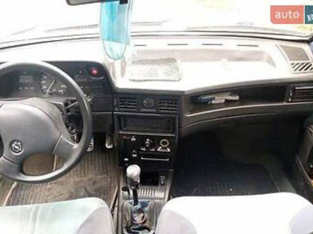 Синий Опель Кадет, объемом двигателя 1.6 л и пробегом 300 тыс. км за 950 $, фото 10 на Automoto.ua