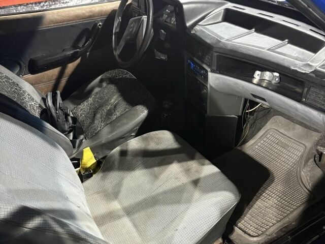 Синий Опель Кадет, объемом двигателя 1.3 л и пробегом 300 тыс. км за 477 $, фото 4 на Automoto.ua