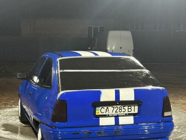 Синий Опель Кадет, объемом двигателя 1.3 л и пробегом 300 тыс. км за 477 $, фото 1 на Automoto.ua