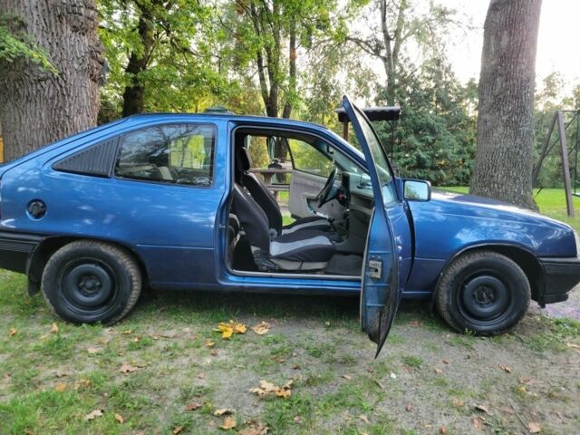 Синий Опель Кадет, объемом двигателя 1.4 л и пробегом 399 тыс. км за 1100 $, фото 4 на Automoto.ua