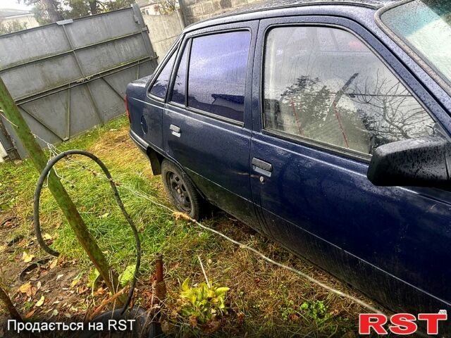 Синий Опель Кадет, объемом двигателя 1.3 л и пробегом 300 тыс. км за 1000 $, фото 4 на Automoto.ua