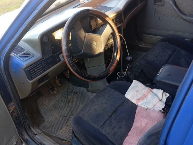Синий Опель Кадет, объемом двигателя 1 л и пробегом 412 тыс. км за 300 $, фото 5 на Automoto.ua