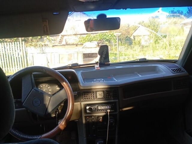 Синий Опель Кадет, объемом двигателя 1 л и пробегом 412 тыс. км за 300 $, фото 4 на Automoto.ua